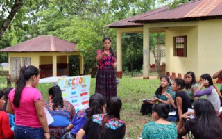 Educator with girls, Guatemala – Population Council Educator with girls, Guatemala